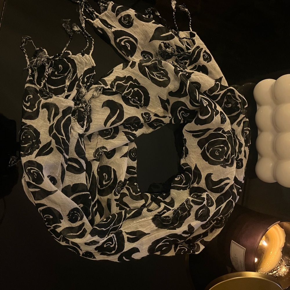 Chic Black and black&White Roses Pattern Scarf
